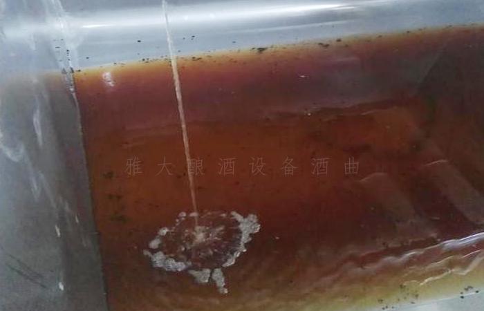 建窖池时一定要建一个黄水坑