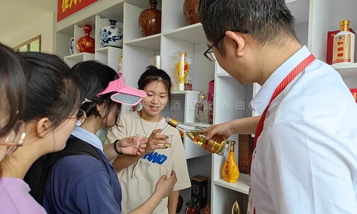 雅大小型酒厂酿酒设备酿造果酒